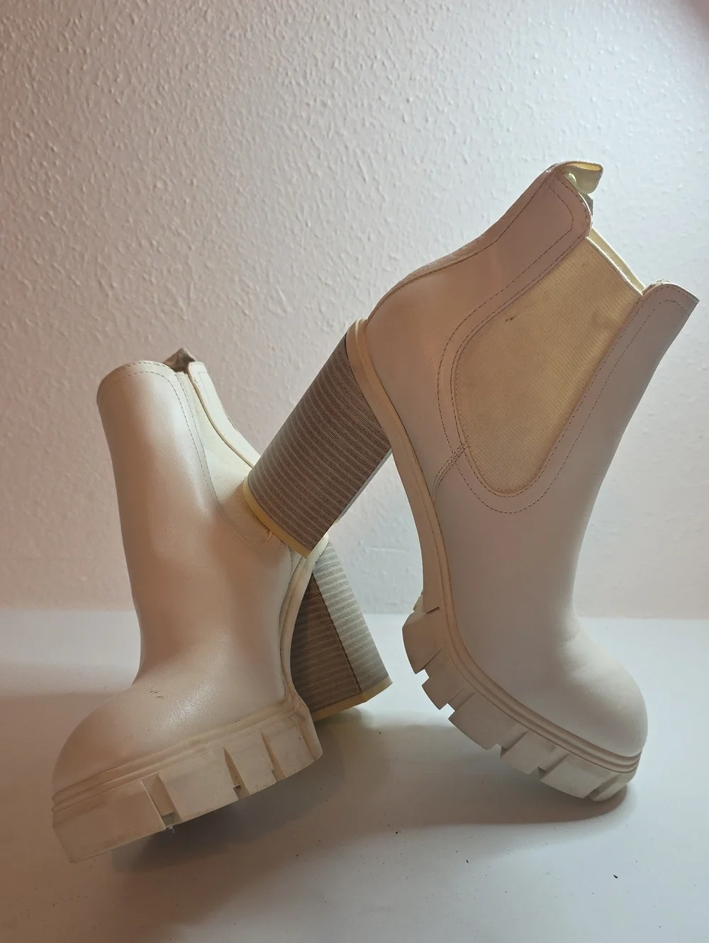 GBG KEONA PLATFORM CHELSEA DISTRESSED BOOTS STACKED HEELS LADIES  7.5 GUC